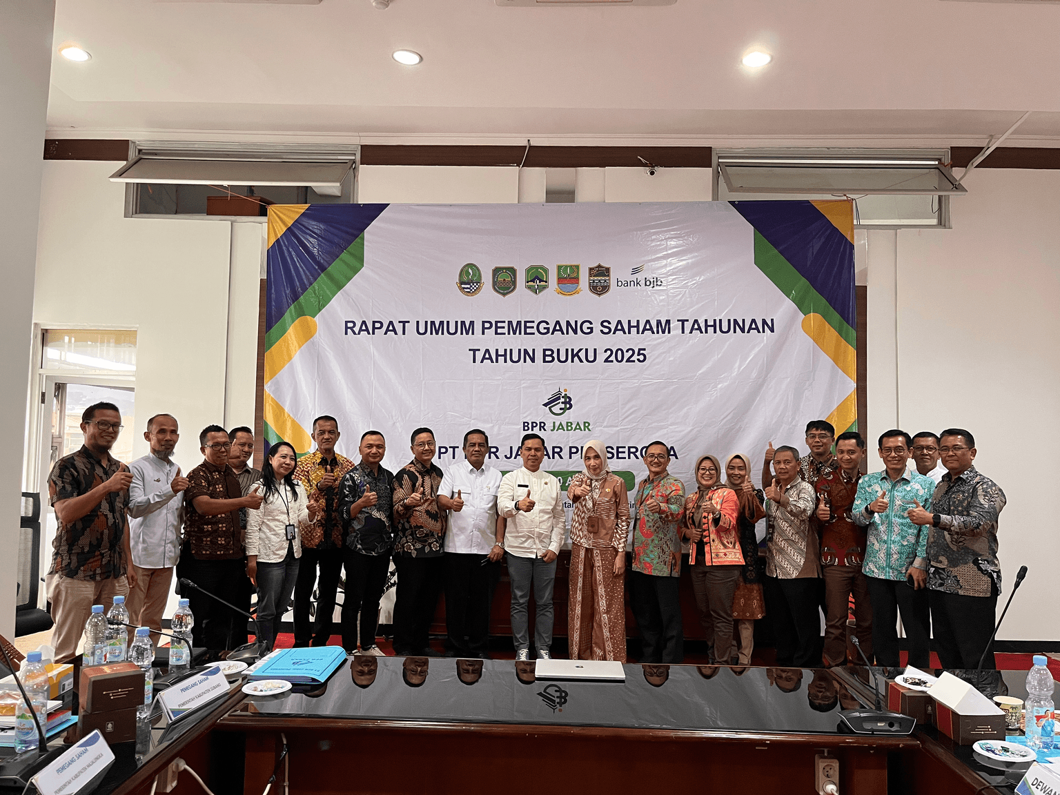 Foto bersama jajaran pemegang saham dan manajemen PT BPR Jabar usai pelaksanaan RUPS Tahunan Tahun Buku 2025
