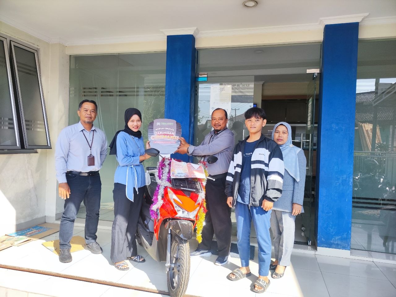 Selamat! Ibu Putria Dewi Sahara Raih Hadiah Honda Beat Tabungan Ciremaiku